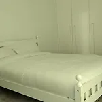Mo\'S Crib