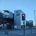 Mo\'S Crib